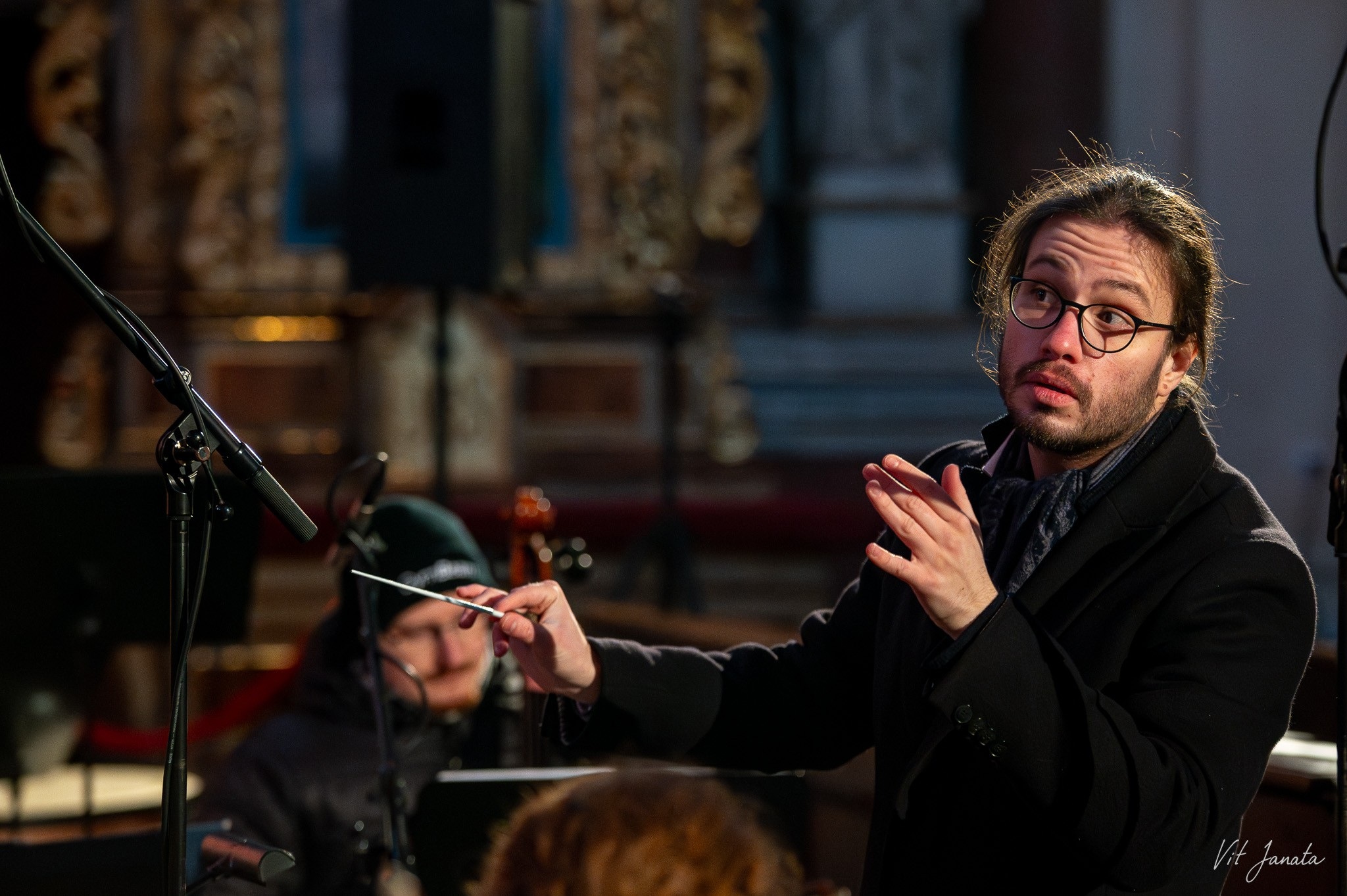 Mrznoucí dirigent Michael Housa